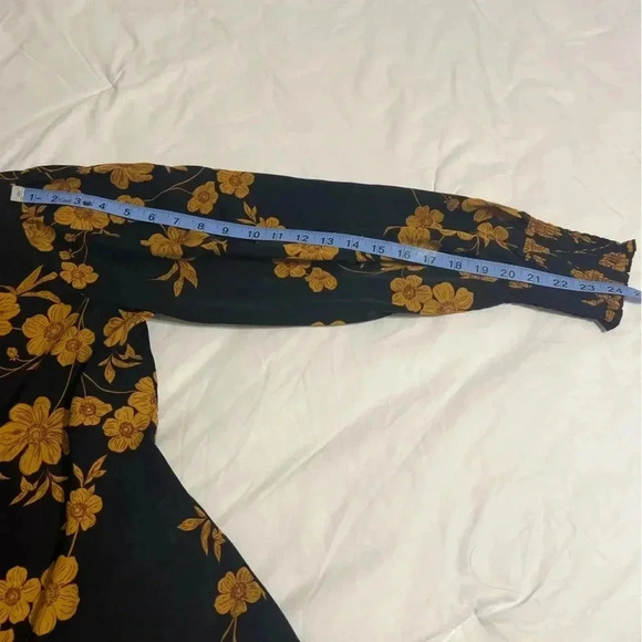 Sanctuary Floral Turtleneck Blouse Size Large - Picture 4 of 9